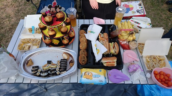 高雄市市立美術館：高雄市立美術館~寬闊的大草原~豐盛餐點~小孩盡情奔跑~第一次的假掰野餐趣~大成功！！