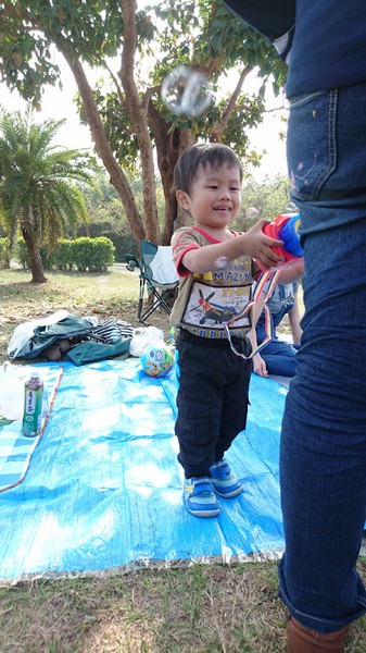 高雄市市立美術館：高雄市立美術館~寬闊的大草原~豐盛餐點~小孩盡情奔跑~第一次的假掰野餐趣~大成功！！