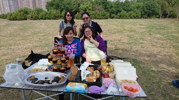 高雄市市立美術館：高雄市立美術館~寬闊的大草原~豐盛餐點~小孩盡情奔跑~第一次的假掰野餐趣~大成功！！