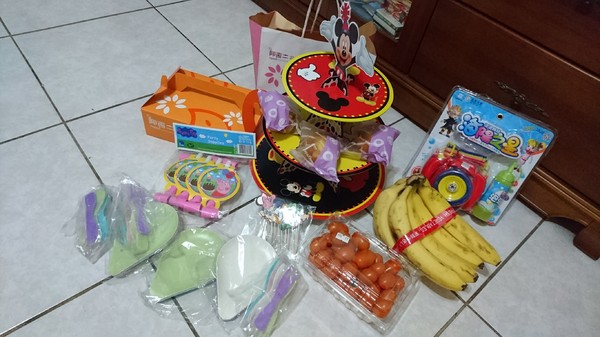 高雄市市立美術館：高雄市立美術館~寬闊的大草原~豐盛餐點~小孩盡情奔跑~第一次的假掰野餐趣~大成功！！