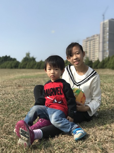 高雄市市立美術館：高雄市立美術館~寬闊的大草原~豐盛餐點~小孩盡情奔跑~第一次的假掰野餐趣~大成功！！