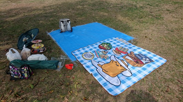 高雄市市立美術館：高雄市立美術館~寬闊的大草原~豐盛餐點~小孩盡情奔跑~第一次的假掰野餐趣~大成功！！