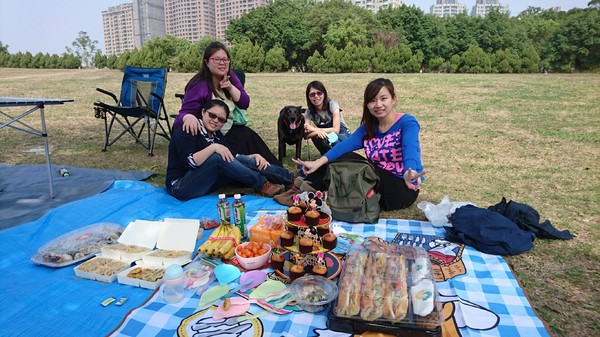 高雄市市立美術館：高雄市立美術館~寬闊的大草原~豐盛餐點~小孩盡情奔跑~第一次的假掰野餐趣~大成功！！