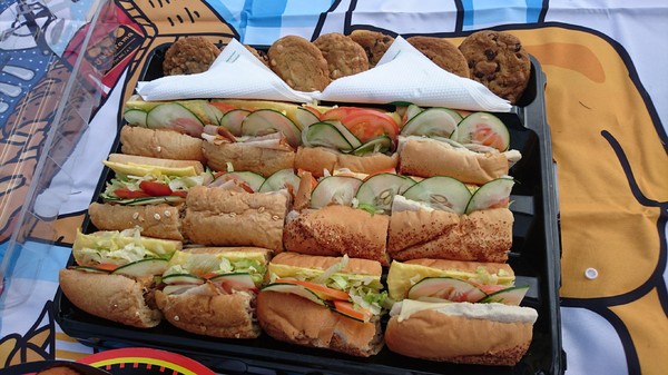 高雄市市立美術館：高雄市立美術館~寬闊的大草原~豐盛餐點~小孩盡情奔跑~第一次的假掰野餐趣~大成功！！