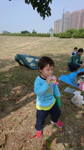 高雄市市立美術館：高雄市立美術館~寬闊的大草原~豐盛餐點~小孩盡情奔跑~第一次的假掰野餐趣~大成功！！