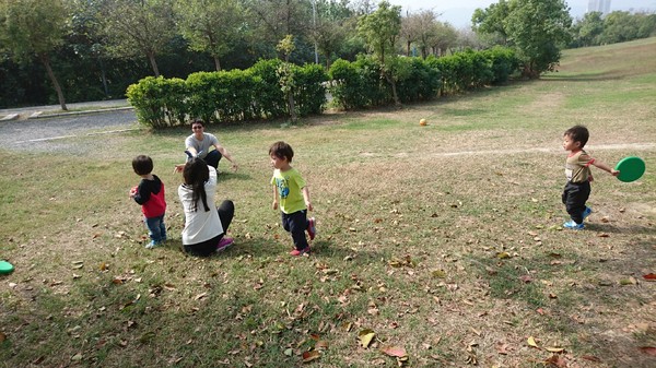 高雄市市立美術館：高雄市立美術館~寬闊的大草原~豐盛餐點~小孩盡情奔跑~第一次的假掰野餐趣~大成功！！