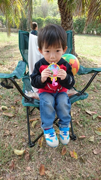 高雄市市立美術館：高雄市立美術館~寬闊的大草原~豐盛餐點~小孩盡情奔跑~第一次的假掰野餐趣~大成功！！
