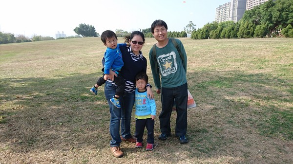 高雄市市立美術館：高雄市立美術館~寬闊的大草原~豐盛餐點~小孩盡情奔跑~第一次的假掰野餐趣~大成功！！