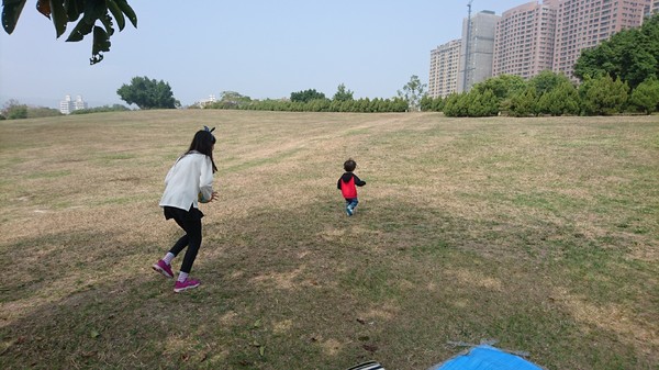 高雄市市立美術館：高雄市立美術館~寬闊的大草原~豐盛餐點~小孩盡情奔跑~第一次的假掰野餐趣~大成功！！
