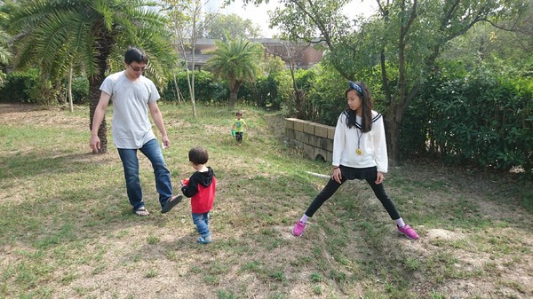 高雄市市立美術館：高雄市立美術館~寬闊的大草原~豐盛餐點~小孩盡情奔跑~第一次的假掰野餐趣~大成功！！