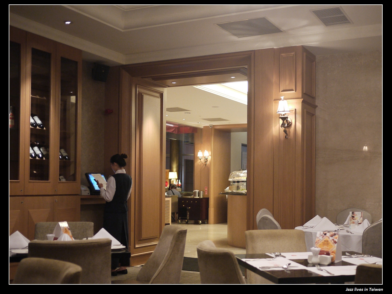 [怡情軒] 只剩套餐式主餐, 已經沒有豪華自助吧了~ CP值不在了~