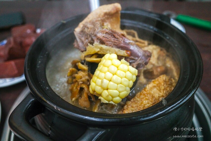 新北市新莊區薑很多好像不用錢，超濃厚薑母鴨鍋底，在地最強霸主就是這間！