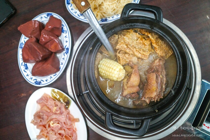 新北市新莊區薑很多好像不用錢，超濃厚薑母鴨鍋底，在地最強霸主就是這間！