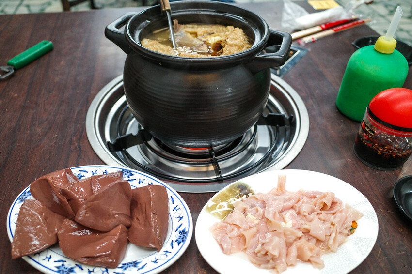 新北市新莊區薑很多好像不用錢，超濃厚薑母鴨鍋底，在地最強霸主就是這間！