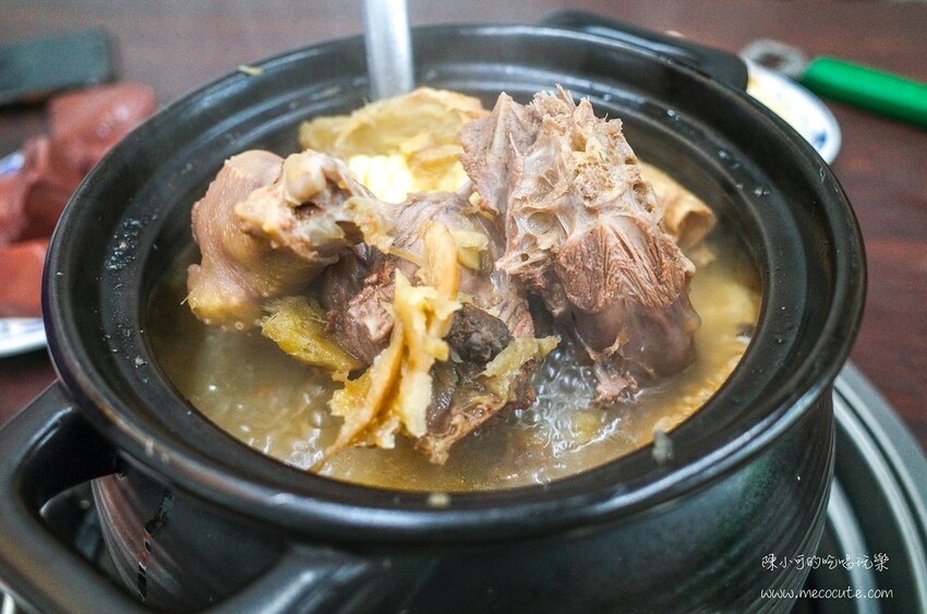 新北市新莊區薑很多好像不用錢，超濃厚薑母鴨鍋底，在地最強霸主就是這間！