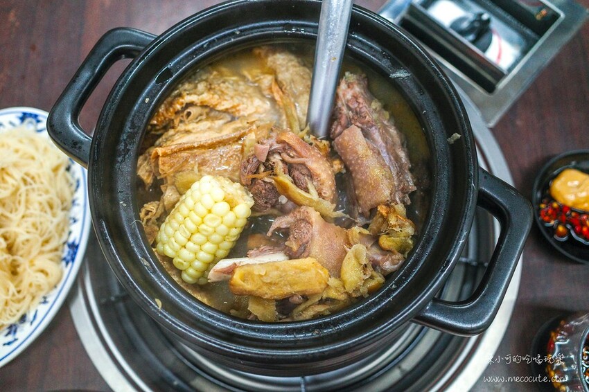 新北市新莊區薑很多好像不用錢，超濃厚薑母鴨鍋底，在地最強霸主就是這間！