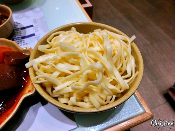 【新北。美食】新莊 / 悅來涮涮鍋，宵夜吃火鍋好地方，滷汁入味剛好的滷大腸，中港麥當勞對面