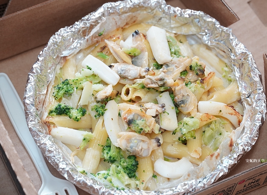 必勝客 Pasta Hut紙包筆管麵 海鮮爆棚多汁美味 用儀式感犒賞自己的美食時光 來Pasta Hut，來點麵(Me time)吧 - 安妮的天空