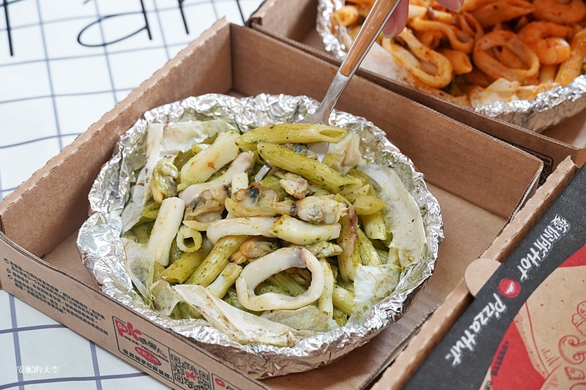 必勝客 Pasta Hut紙包筆管麵 海鮮爆棚多汁美味 用儀式感犒賞自己的美食時光 來Pasta Hut，來點麵(Me time)吧 - 安妮的天空