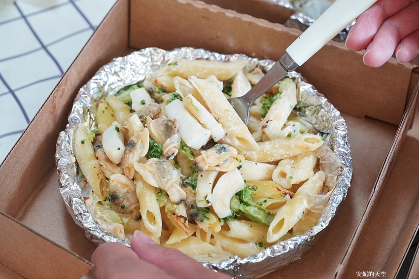 必勝客 Pasta Hut紙包筆管麵 海鮮爆棚多汁美味 用儀式感犒賞自己的美食時光 來Pasta Hut，來點麵(Me time)吧 - 安妮的天空