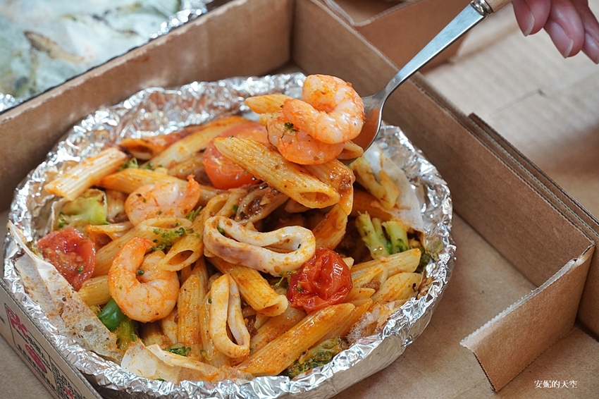必勝客 Pasta Hut紙包筆管麵 海鮮爆棚多汁美味 用儀式感犒賞自己的美食時光 來Pasta Hut，來點麵(Me time)吧 - 安妮的天空