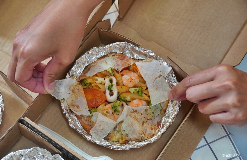 必勝客 Pasta Hut紙包筆管麵 海鮮爆棚多汁美味 用儀式感犒賞自己的美食時光 來Pasta Hut，來點麵(Me time)吧 - 安妮的天空