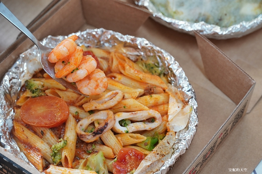 必勝客 Pasta Hut紙包筆管麵 海鮮爆棚多汁美味 用儀式感犒賞自己的美食時光 來Pasta Hut，來點麵(Me time)吧 - 安妮的天空
