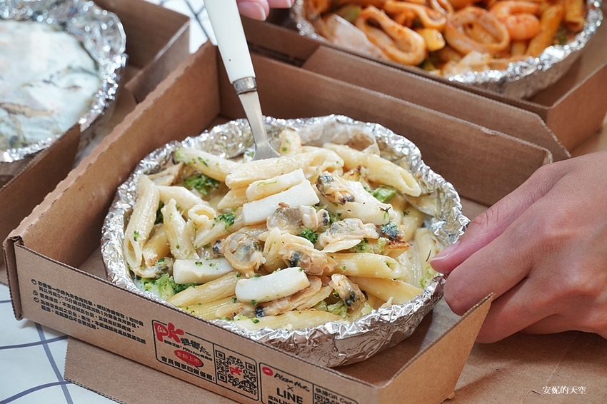 必勝客 Pasta Hut紙包筆管麵 海鮮爆棚多汁美味 用儀式感犒賞自己的美食時光 來Pasta Hut，來點麵(Me time)吧 - 安妮的天空