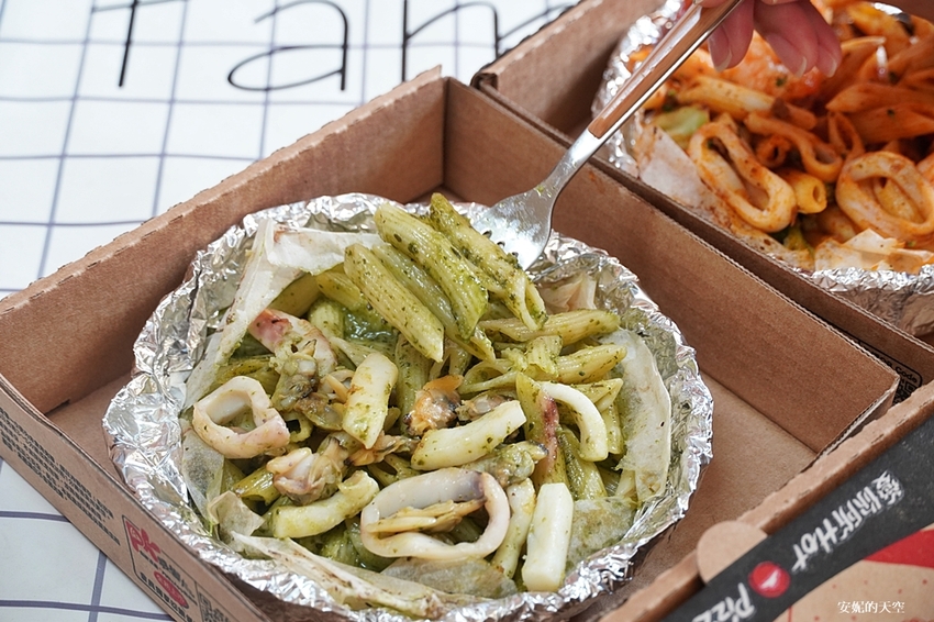 必勝客 Pasta Hut紙包筆管麵 海鮮爆棚多汁美味 用儀式感犒賞自己的美食時光 來Pasta Hut，來點麵(Me time)吧 - 安妮的天空