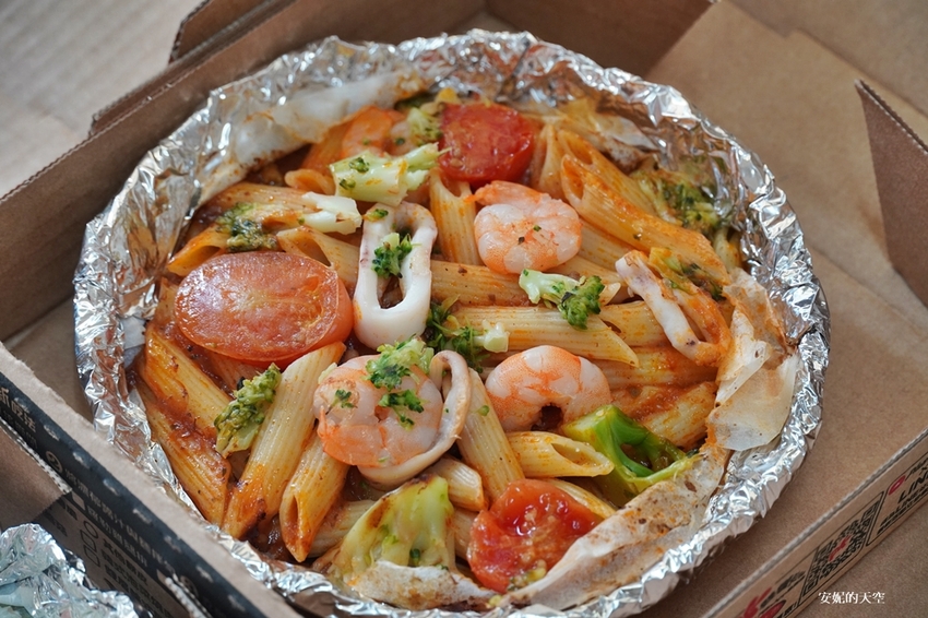 必勝客 Pasta Hut紙包筆管麵 海鮮爆棚多汁美味 用儀式感犒賞自己的美食時光 來Pasta Hut，來點麵(Me time)吧 - 安妮的天空