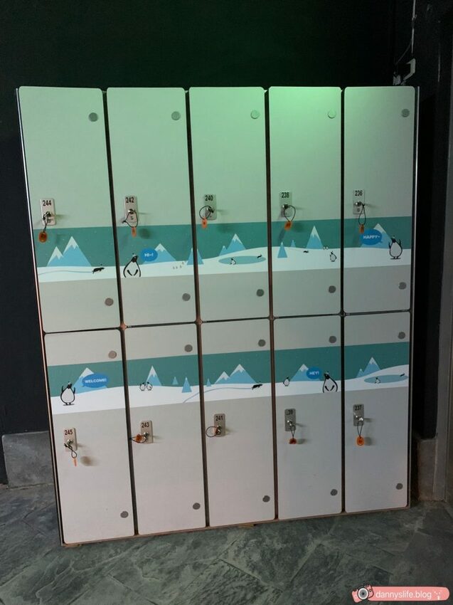 海生館餵企鵝 │屏東景點。我與企鵝的0.1毫米，被咬到了 - 丹尼的吃喝玩樂