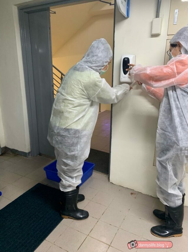 海生館餵企鵝 │屏東景點。我與企鵝的0.1毫米，被咬到了 - 丹尼的吃喝玩樂