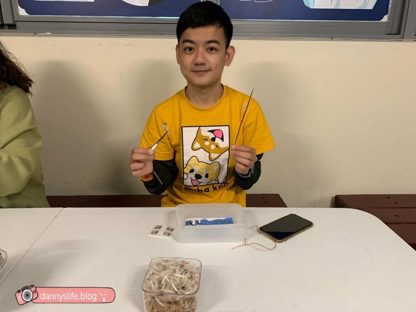 海生館餵企鵝 │屏東景點。我與企鵝的0.1毫米，被咬到了 - 丹尼的吃喝玩樂