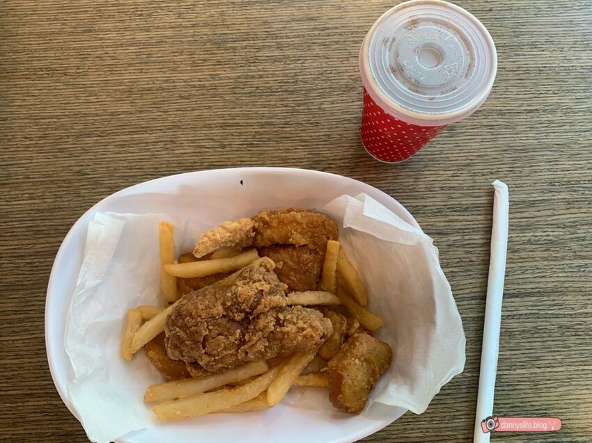 海生館餵企鵝 │屏東景點。我與企鵝的0.1毫米，被咬到了 - 丹尼的吃喝玩樂