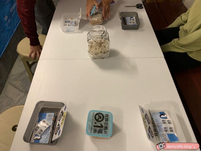 海生館餵企鵝 │屏東景點。我與企鵝的0.1毫米，被咬到了 - 丹尼的吃喝玩樂