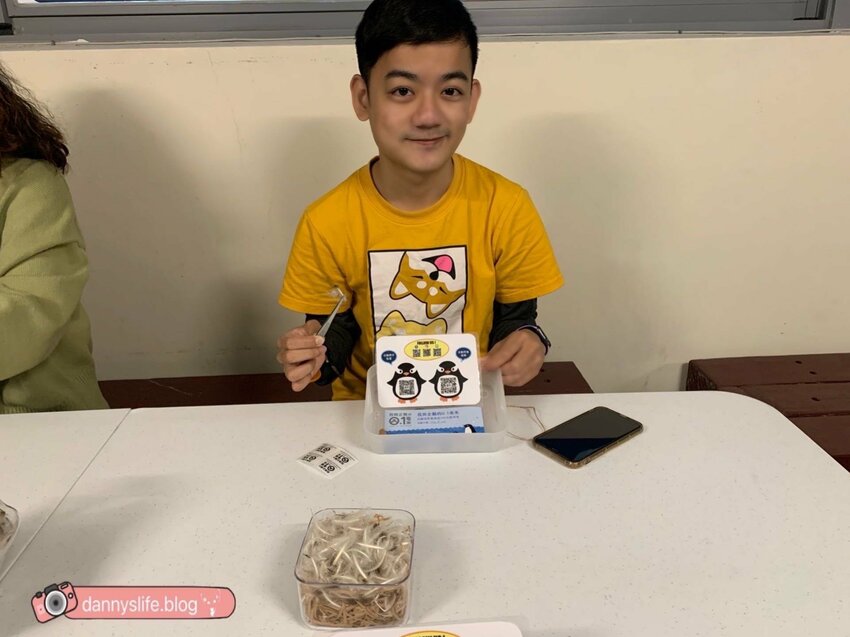 海生館餵企鵝 │屏東景點。我與企鵝的0.1毫米，被咬到了 - 丹尼的吃喝玩樂