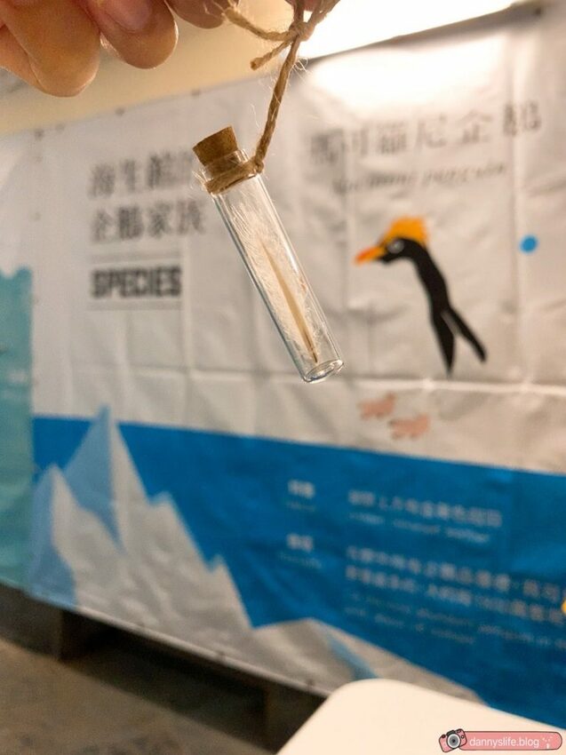 海生館餵企鵝 │屏東景點。我與企鵝的0.1毫米，被咬到了 - 丹尼的吃喝玩樂