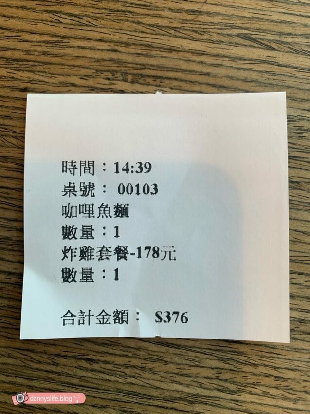 海生館餵企鵝 │屏東景點。我與企鵝的0.1毫米，被咬到了 - 丹尼的吃喝玩樂