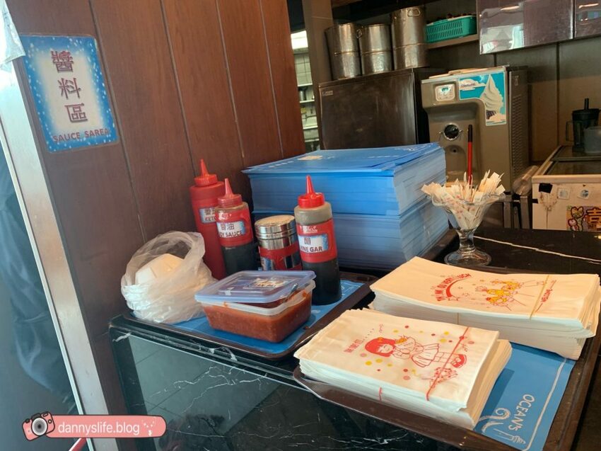 海生館餵企鵝 │屏東景點。我與企鵝的0.1毫米，被咬到了 - 丹尼的吃喝玩樂