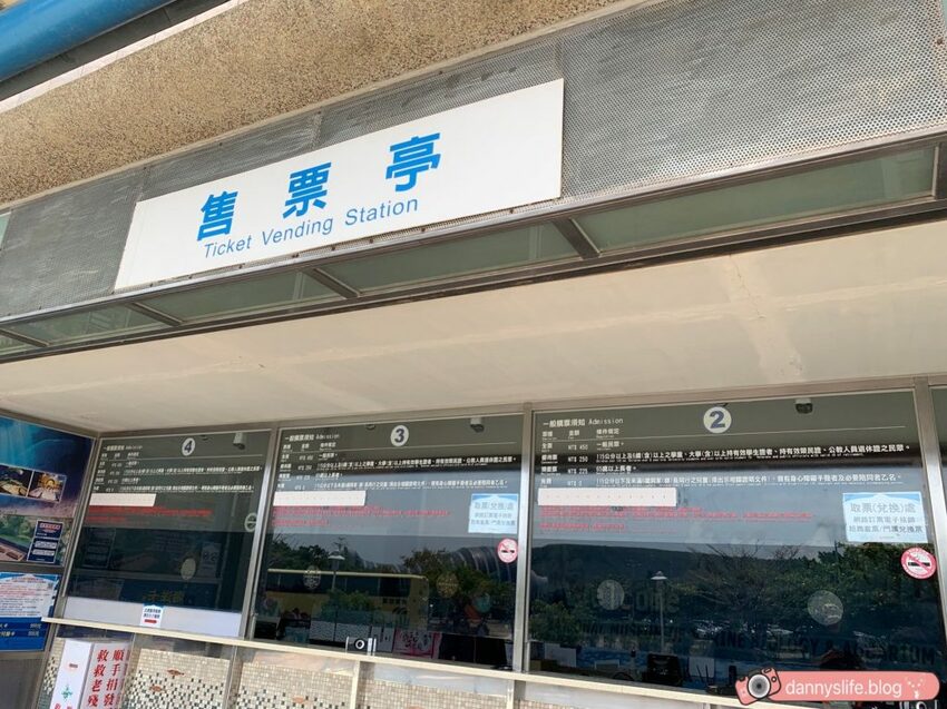 海生館餵企鵝 │屏東景點。我與企鵝的0.1毫米，被咬到了 - 丹尼的吃喝玩樂