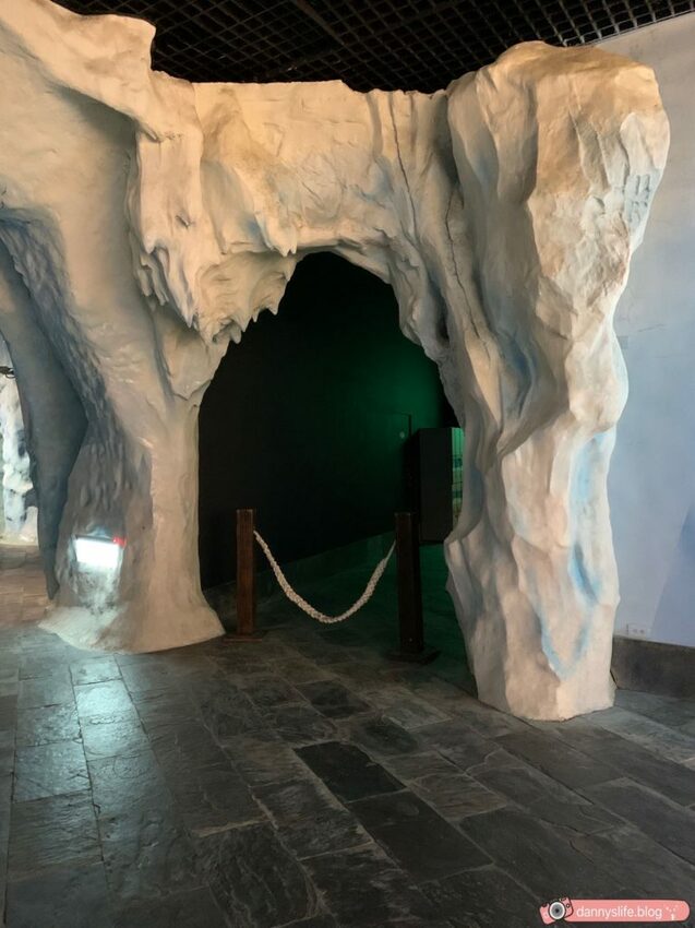 海生館餵企鵝 │屏東景點。我與企鵝的0.1毫米，被咬到了 - 丹尼的吃喝玩樂