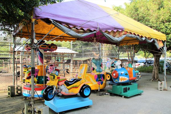 台灣山豬城(珍珠嶺關係農場):【新北市林口景點】台灣山豬城~團圓合菜料理,環境充滿古色古香,小型動物園區