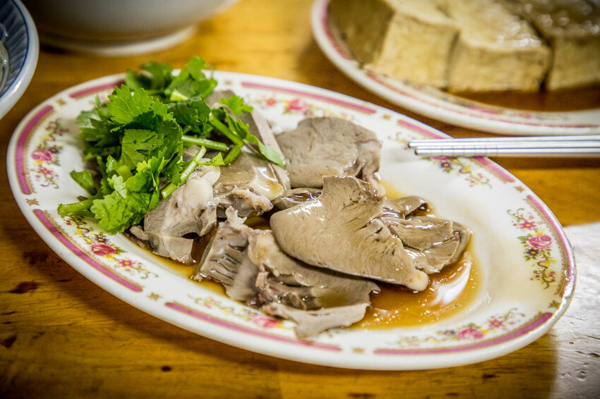 蘆洲美食推薦！大廟口切仔麵，在地人推崇老店，黑白切銅板價超划算