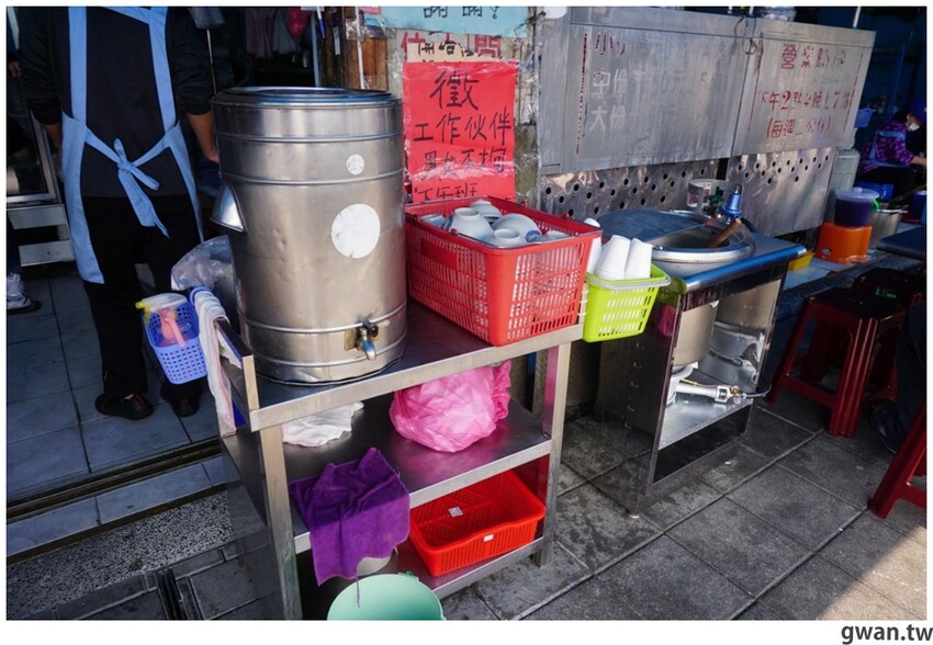 一開店就爆滿！台中超人氣臭豆腐重新開幕，內用熱湯紅茶無限享用～