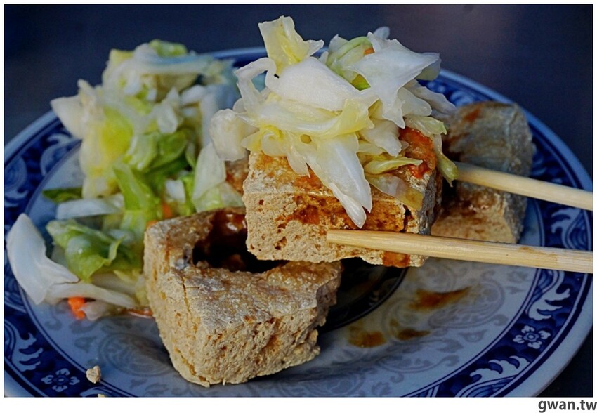 一開店就爆滿！台中超人氣臭豆腐重新開幕，內用熱湯紅茶無限享用～