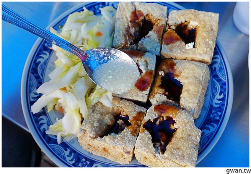 一開店就爆滿！台中超人氣臭豆腐重新開幕，內用熱湯紅茶無限享用～