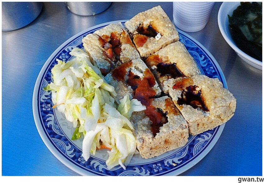 一開店就爆滿！台中超人氣臭豆腐重新開幕，內用熱湯紅茶無限享用～