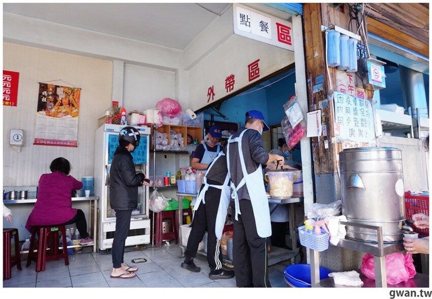 一開店就爆滿！台中超人氣臭豆腐重新開幕，內用熱湯紅茶無限享用～