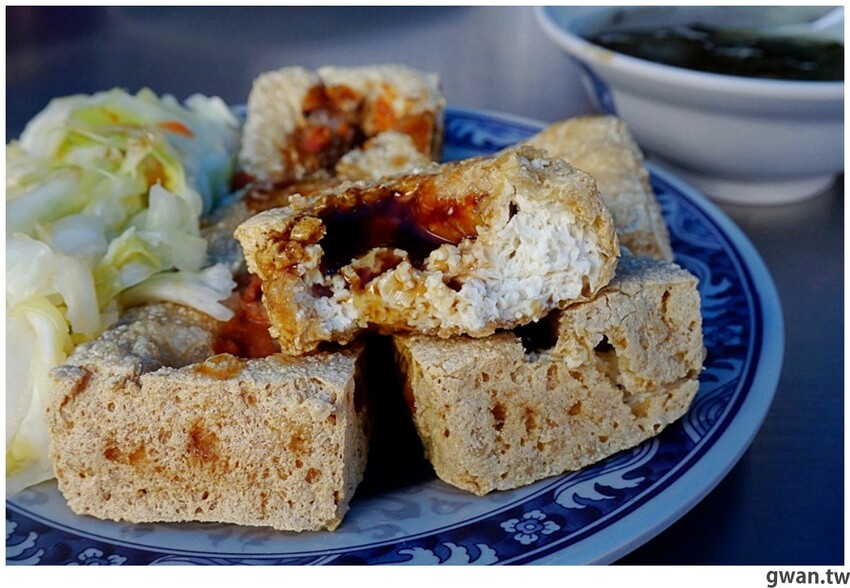 一開店就爆滿！台中超人氣臭豆腐重新開幕，內用熱湯紅茶無限享用～