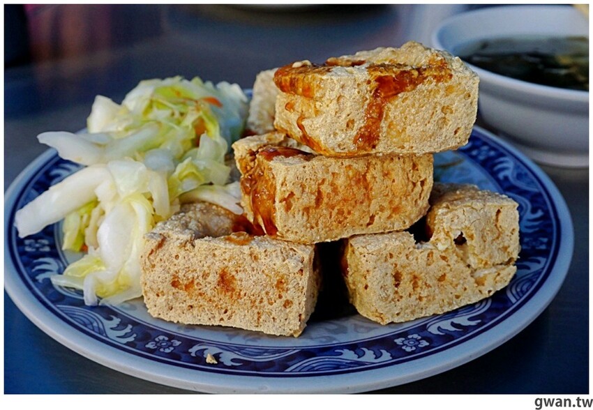 一開店就爆滿！台中超人氣臭豆腐重新開幕，內用熱湯紅茶無限享用～